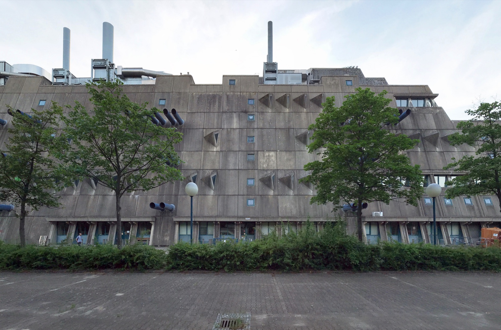 The wedge-shaped Mäusebunker research building in Berlin-Lichterfelde with its projecting ventilation tubes