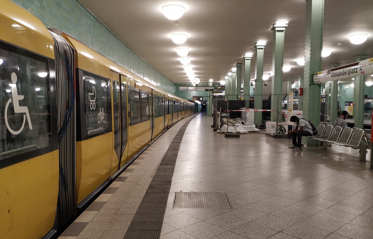 Yellow U-Bahn train at Alexanderplatz station