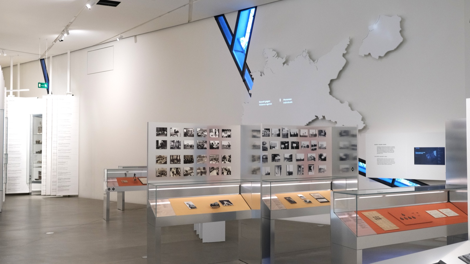 Display cases, wall text and a map in the current Jewish Museum Berlin core exhibition