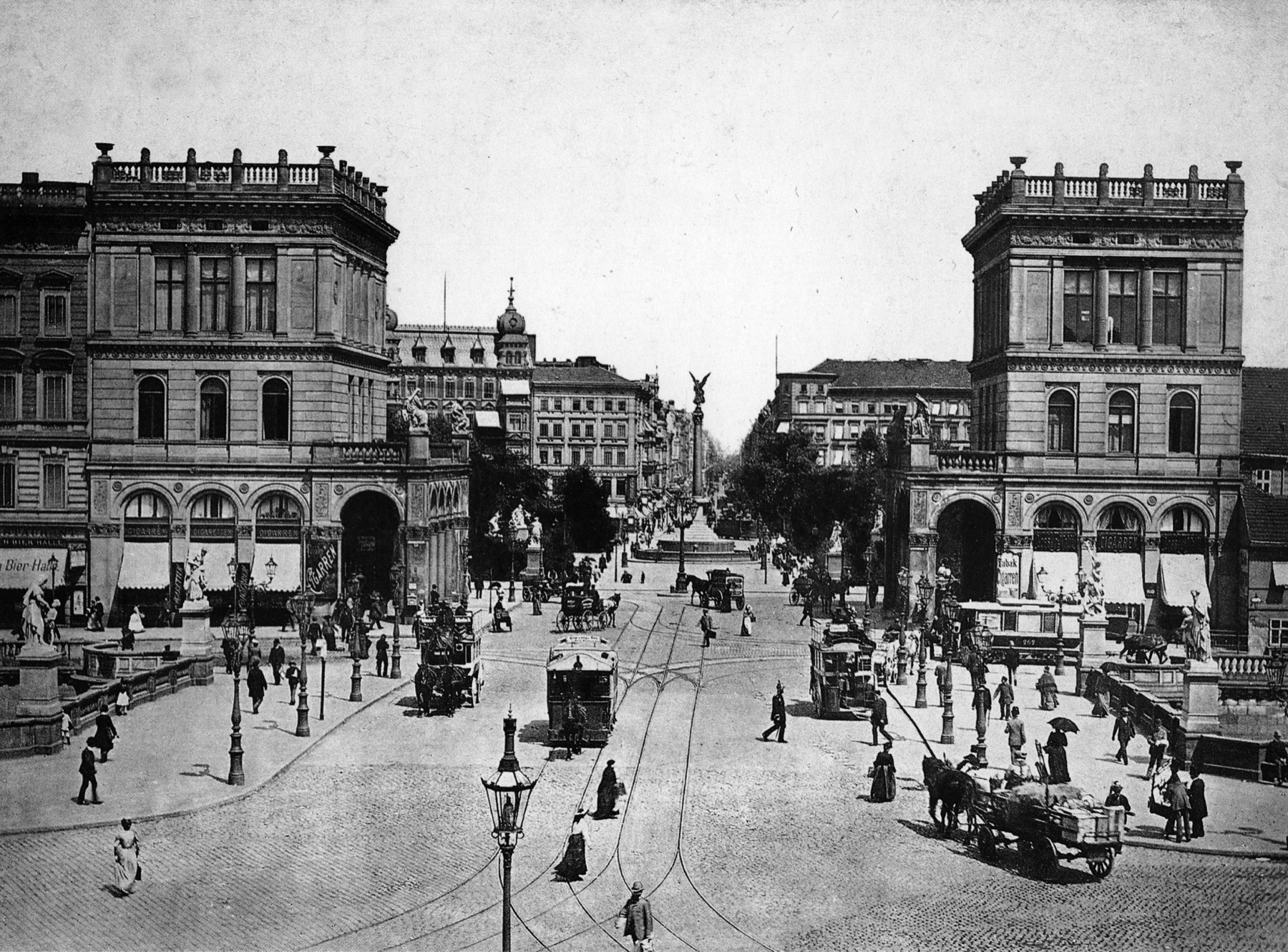 A busy 1894 view through Hallesches Tor toward Belle-Alliance-Platz, with the Peace Column at its centre